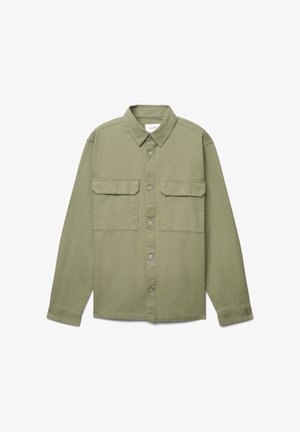 Koszula w kolorze oliwkowej zieleni z guzikami, wykonana z bawełny. Posiada dwie przednie kieszenie na piersi, kołnierzyk oraz długie rękawy z mankietami z guzikami.