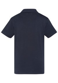 Polo azul marino con cuello clásico, mangas cortas y una textura de algodón suave; presenta una parte trasera limpia sin adornos.