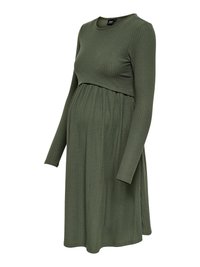 Pitkähihainen, ribbikuvioitu oliivinvihreä äitiysmekko, jossa on pyöreä pääntie ja kokoontaitettu vyötärön yksityiskohta.