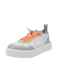 Weiße Leder-Sneaker mit grauen Wildlederakzenten, orangen Schnürsenkeln und strukturierten mehrfarbigen Nähten. Verfügt über eine geriffelte weiße Sohle und eine dekorative Ferse.