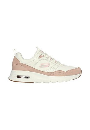 Zapatillas deportivas blancas y rosas con materiales de ante y malla, que cuentan con una gruesa suela blanca, sistema de cordones y detalle de amortiguación de aire visible.