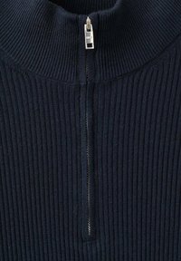 Marineblauer, gerippter Strickpullover mit hohem Kragen und einem silbernen Reißverschluss vorne, der ein strukturiertes und texturiertes Design bietet.