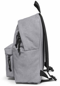 Grauer Stoffrucksack mit seitlicher Netztasche, verstellbaren Trägern, strukturiertem Finish und Kordelzugverschlüssen für sichere Aufbewahrung.