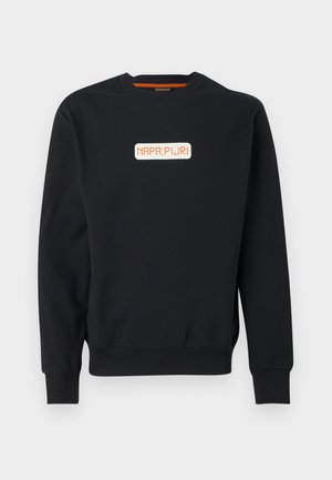 Schwarzes Sweatshirt mit langen Ärmeln und Rundhalsausschnitt, mit gerippten Bündchen und Saum, versehen mit einem weißen rechteckigen Logopatch mit orangefarbenem "NAPAPIJRI"-Schriftzug auf der Brust.