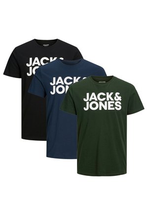 Tre t-shirt in cotone di colore nero, blu navy e verde, con un grande logo bianco "JACK & JONES" sul davanti. Design classico con scollo rotondo.