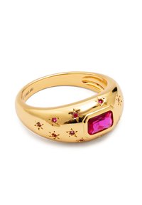 Goldfarbener Ring mit einem großen rechteckigen pinkfarbenen Edelstein, verziert mit kleineren pinkfarbenen Steinen und Sternmotiven um das Band.