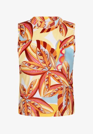 Majica bez rukava s visokom izrezom, koja ima živopisan cvjetni uzorak u narančastim, žutim i plavim tonovima na bijeloj podlozi.