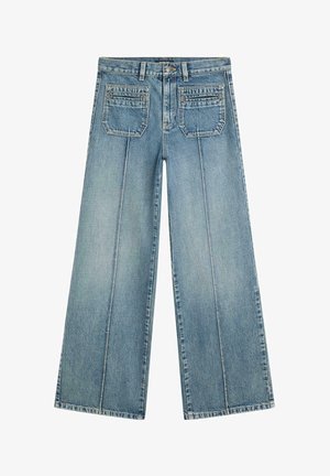 Jeans a gamba larga di colore azzurro realizzati in denim, caratterizzati da una vita alta, due tasche posteriori e pieghe frontali per un dettaglio strutturato.