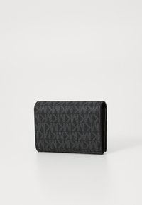 Portefeuille noir en matériau synthétique texturé, présentant un motif subtil et une finition lisse. Design rectangulaire compact avec des bords arrondis.