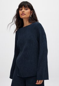 NA-KD SIDE SLIT - Bluse - navy