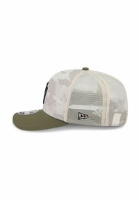 Tarnmuster Snapback-Cap mit beigem Mesh-Rücken, olivgrüner Schirm und schwarzem Logodetail. Verfügt über eine strukturierte Krone und einen gebogenen Schirm.