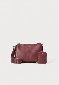 Borsa a tracolla in pelle bordeaux con motivo logo impresso e hardware in tono oro. Include un porta carte abbinato con chiusura a zip.
