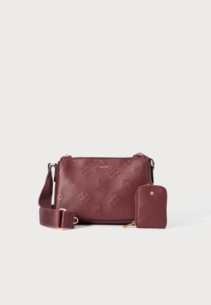 Borsa a tracolla in pelle bordeaux con motivo logo impresso e hardware in tono oro. Include un porta carte abbinato con chiusura a zip.