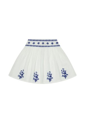 Weißer plissierter Rock mit blauer Blumenstickerei entlang des Taillenbunds und nahe dem Saum in symmetrischen Gruppen.