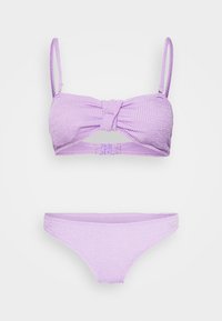 Conjunto de bikini lilás feito de tecido texturizado; o top apresenta um detalhe de nó e alças ajustáveis, enquanto a parte de baixo tem um design simples de cintura baixa.