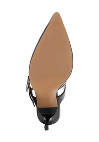Scarpa nera con tacco alto e punta appuntita, in materiale leather, con lati aperti e una suola liscia color tan. Presenta un cinturino alla caviglia con una fibbia in argento.