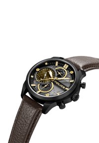 Juodas chronografas laikrodis su auksiniais akcentais, pilkas ciferblatas su keliais pografikais ir rudos tekstūruotos odinės apyrankės. Matomas prekės ženklas "POLICE".