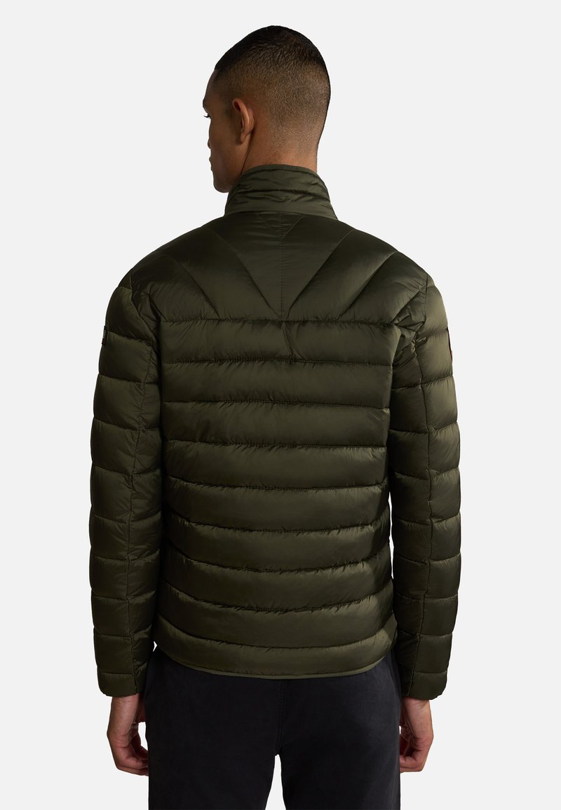 Zielono-oliwkowa kurtka puchowa z pikowanym wzorem, wysokim kołnierzem i elastycznymi mankietami, o gładkiej fakturze i dopasowanym kroju.