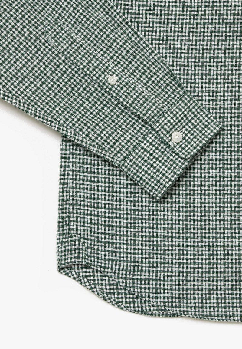 Grün-weiß kariertes Button-up-Hemd mit abgerundetem Saum, langen Ärmeln und weißen Knopf-Details an den Manschetten.