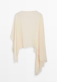 Kremfarvet asymmetrisk let sjal med glat, flydende stof og varierende længder på kanten mod en hvid baggrund.