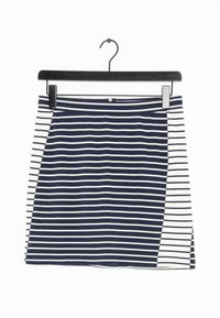 Marineblauwe en witte gestreepte rok met een asymmetrisch ontwerp, gemaakt van een zachte stof, met een zijsplit en een verankerde tailleband.