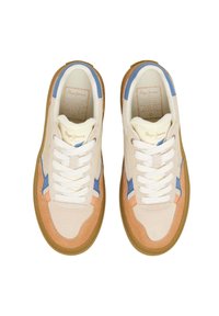 Sneaker beige e marrone chiaro con accenti blu, lacci bianchi e una suola in gomma texturizzata. Presentano un materiale morbido simile alla pelle scamosciata e un dettaglio con il logo.