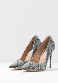 Escarpins à bout pointu en imprimé serpent gris. Design stiletto avec un matériau synthétique texturé et une silhouette élégante.