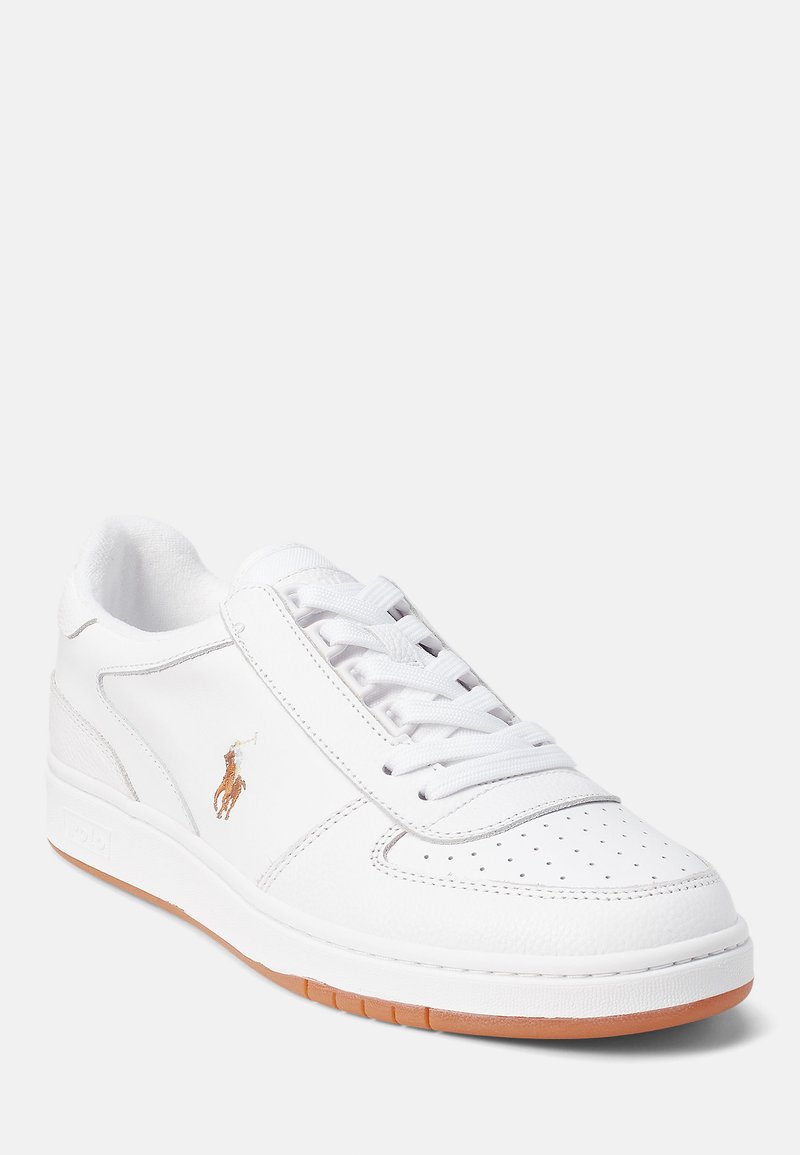 Weißes Leder-Sneaker mit perforierter Zehenbox, flachen Schnürsenkeln und einer tanfarbigen Gummisohle. Verfügt über ein kleines gesticktes Logo an der Seite.