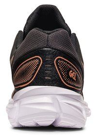 Zapatilla deportiva negra con un upper texturizado, que presenta acentos naranjas y un logo de GEL. Suela blanca con un patrón de treads distintivo.