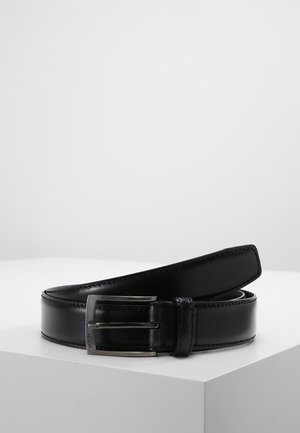 Ceinture en cuir noir avec une finition lisse, dotée d'une boucle en métal argenté et de surpiqûres le long des bords. Design simple de l'extrémité rectangulaire.