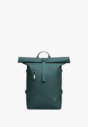 Grüner Rolltop-Rucksack aus strapazierfähigem Material. Verfügt über verstellbare Träger, eine vordere Reißverschlusstasche und eine markierte Logo-Detail.