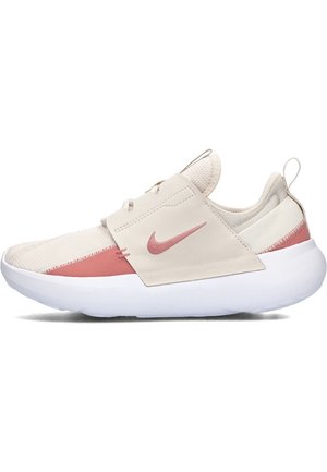 Lys beige og dæmpet lyserød Nike slip-on sneaker med bred rem, åndbart mesh-overmateriale og tyk hvid sål.