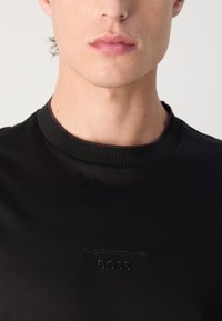 BOSS BOSS X PORSCHE THOMPSON - Paprasti marškinėliai - black