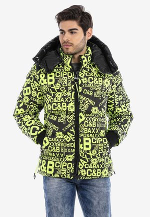 Gepolsterte Jacke in Schwarz mit neongrüner Schrift und Mustern. Sie hat einen hohen Kragen und einen Reißverschluss für zusätzliche Wärme.