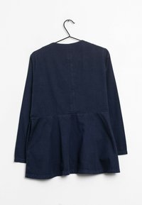Navyblaues Langarmoberteil mit rundem Halsabschluss, ausgeflocktem Saum und glatter Textur. Bietet ein einfaches, ungeschmücktes Design.