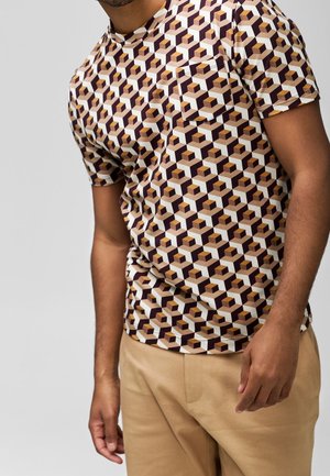 Kortærmet skjorte med et geometrisk mønster i brune, hvide og beige terninger, med en lille brystlomme og en rund halsudskæring.