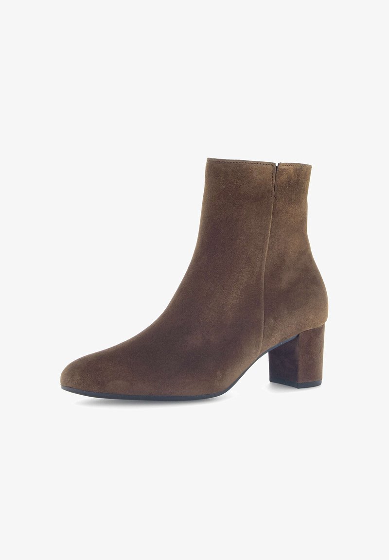 Bottines en daim marron avec un bout rond, petit talon carré et une finition lisse. Détail de fermeture éclair sur le côté pour un enfilage facile.