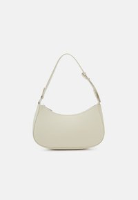 Béžová kabelka přes rameno s zakřiveným tvarem. Vyrobená z hladkého materiálu, vybavená jedním nastavitelným popruhem a horním zipem.