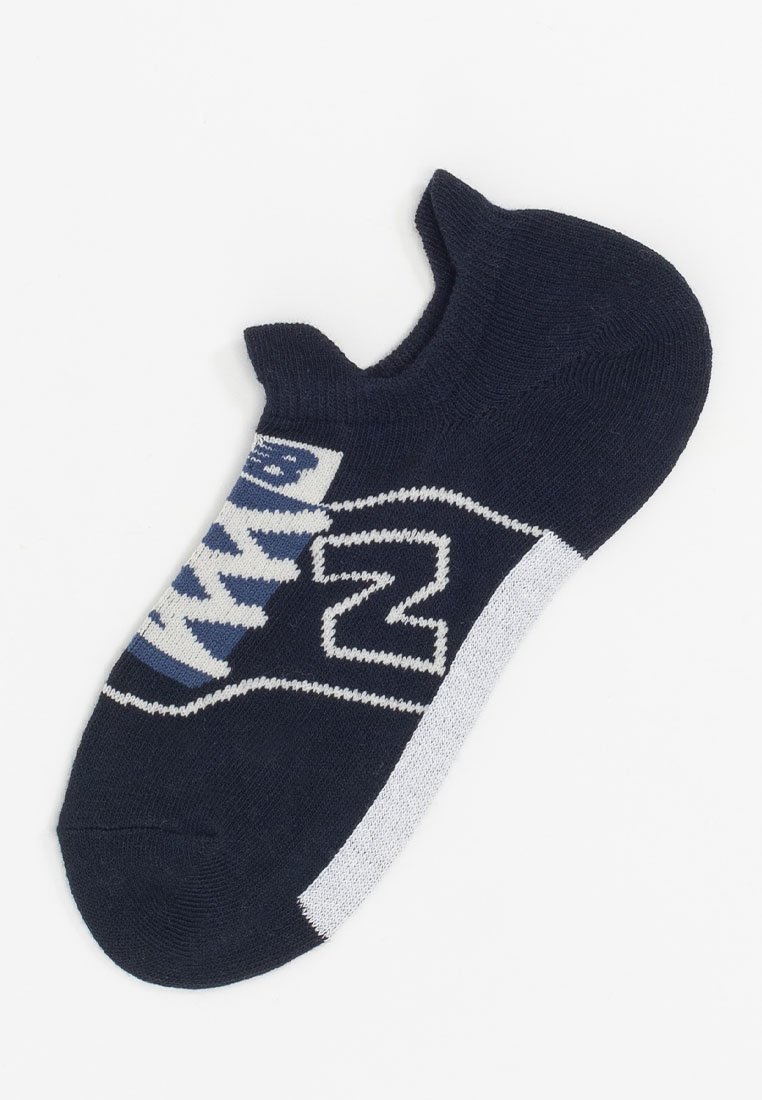 Navyblaue Knöchelsocke aus weichem Stoff, mit einem weißen und blauen Muster, großen grauen Zahl "2" und gestreiftem Akzent an der Sohle.