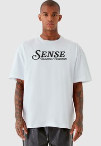 9N1M SENSE - T-shirt z nadrukiem