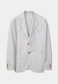 Blazer gris clair en tissu texturé, doté de revers crantés, deux poches avant et trois boutons ton or sur chaque manchette.