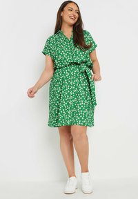 Yours Clothing FLORAL - Abito a camicia - green