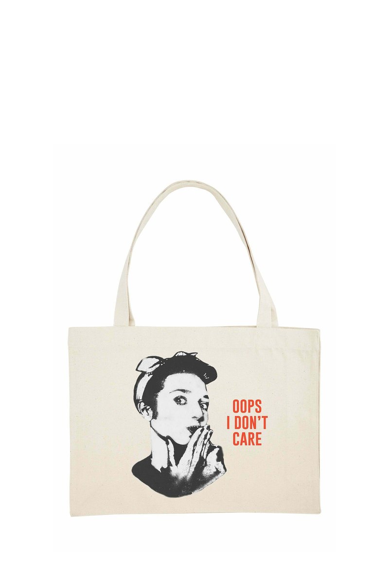 Borsa in tela color crema con grafica nera di una persona e testo rosso "OOPS I DON'T CARE." Dotata di due manici.