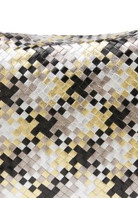 Vævet clutch taske i sort, sølv og guld metalisk læder. Har et tekstureret, ternet mønster med skiftevis firkanter.