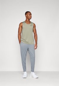 Nike Performance READY - Top - light army/black