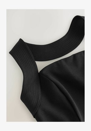 Must mustata särk, millel on laiad soonilised rihmad ja sile kangatekstuur, millel on vormitud õmblused, mis annavad slim-fit disaini.