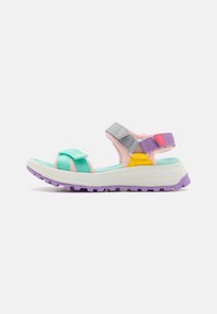 Flerfargede sandaler med tekstilremmer i blågrønn, rosa, grå, gul og lilla. Tykkt hvitt mellomleggsåle med lilla gummisåle.