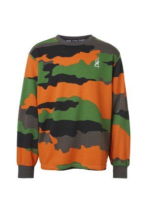 Ilgas rankovėmis apsiaustas megztinis su oranžinės, žalios, juodos ir pilkos kamufliažo rašto, su mažyliu baltu logotipu ant krūtinės.