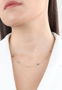 Collana in oro con gemme rettangolari multicolori incastonate a intervalli. Texture liscia, design delicato e lunghezza regolabile.