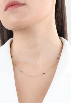 Collana in oro con gemme rettangolari multicolori incastonate a intervalli. Texture liscia, design delicato e lunghezza regolabile.